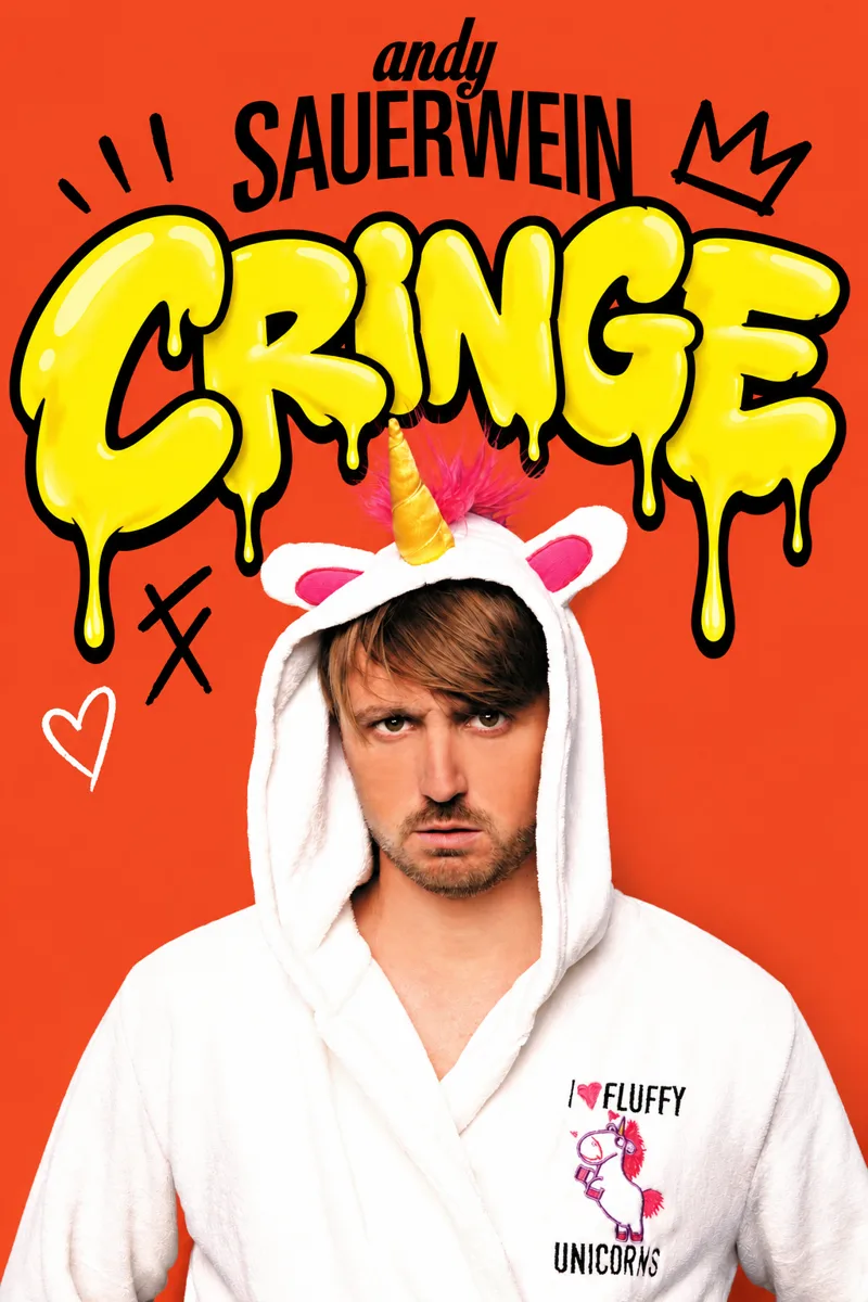 Plakat zum Programm „Cringe“: Andy Sauerwein im weißen Einhorn-Bademantel vor orangem Hintergrund, darüber der Schriftzug CRINGE in tropfender gelber Schrift